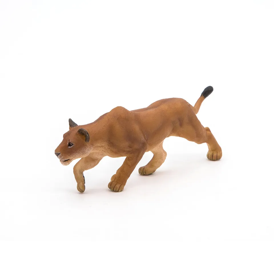 papo-wildlife-lionne-chassant-figurine-savane-fauve image 1