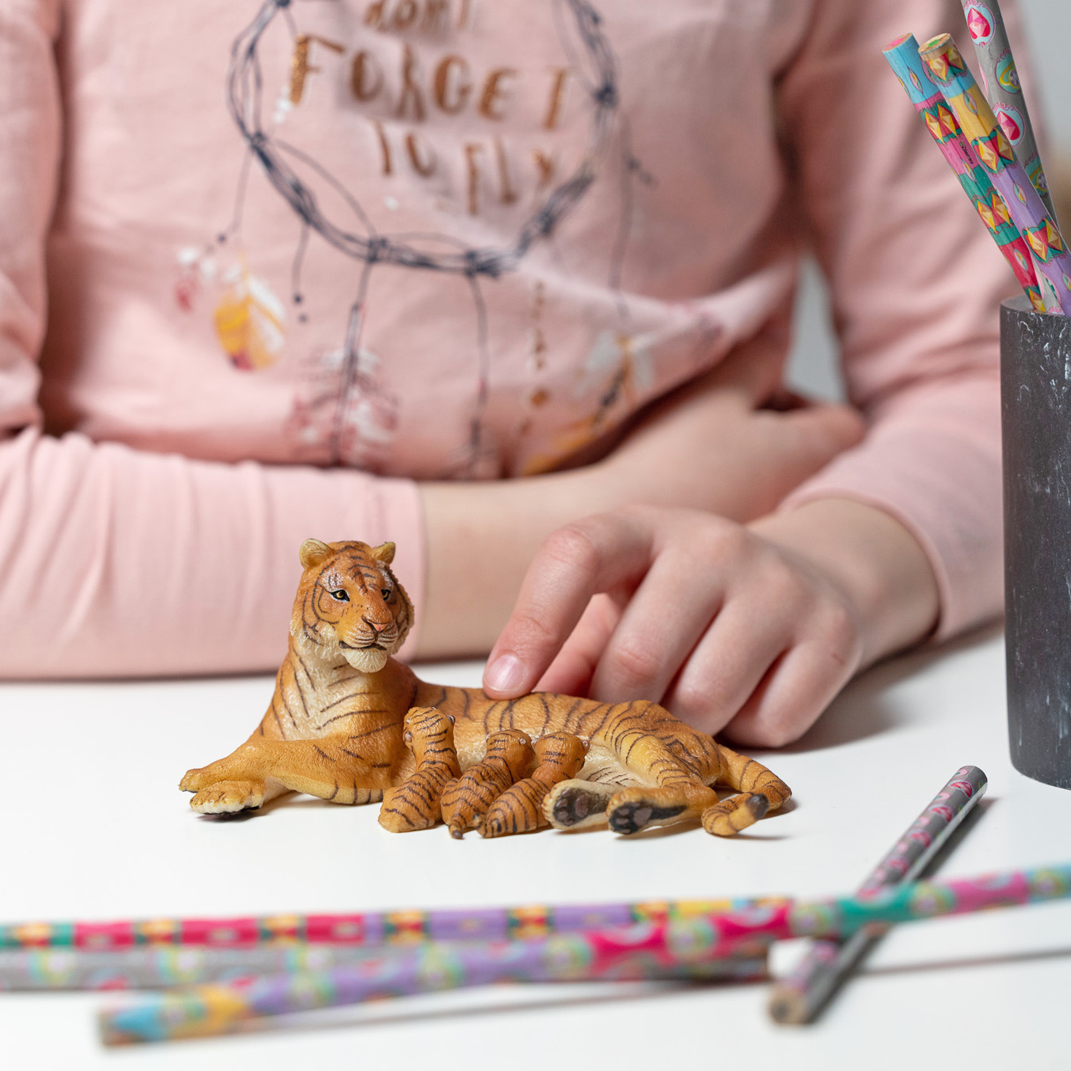 papo-wildlife-figurine-tigresse-couch-e-allaitant image 2