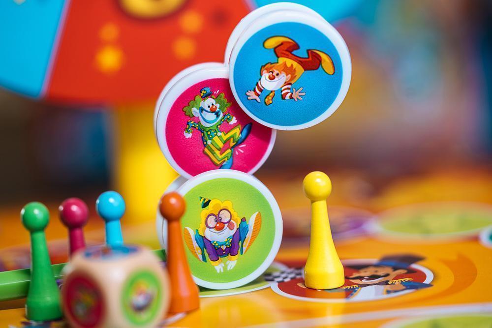 blue-orange-spin-circus-jeu-enfant-acrobates-cirque image 2