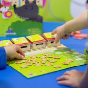 blue-orange-mr-wolf-jeu-enfants-cache-cache-coop-ratif image 6